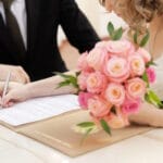 Hochzeitspaar im Standesamt bei der Trauung