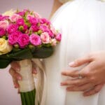 Schwangere Braut und junge Mutter mit Kinderwunsch